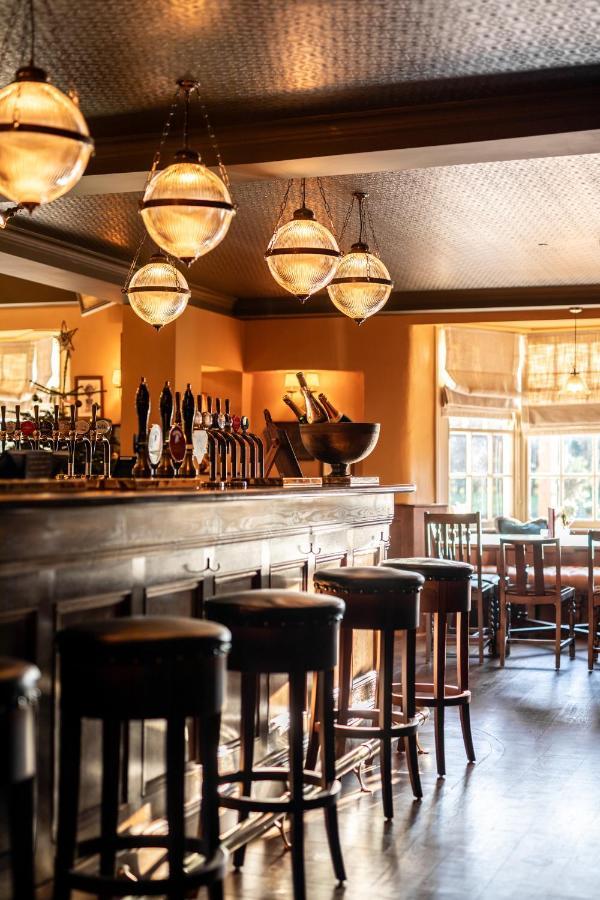 Bedford Arms Hotel Рикмънсуърт Екстериор снимка