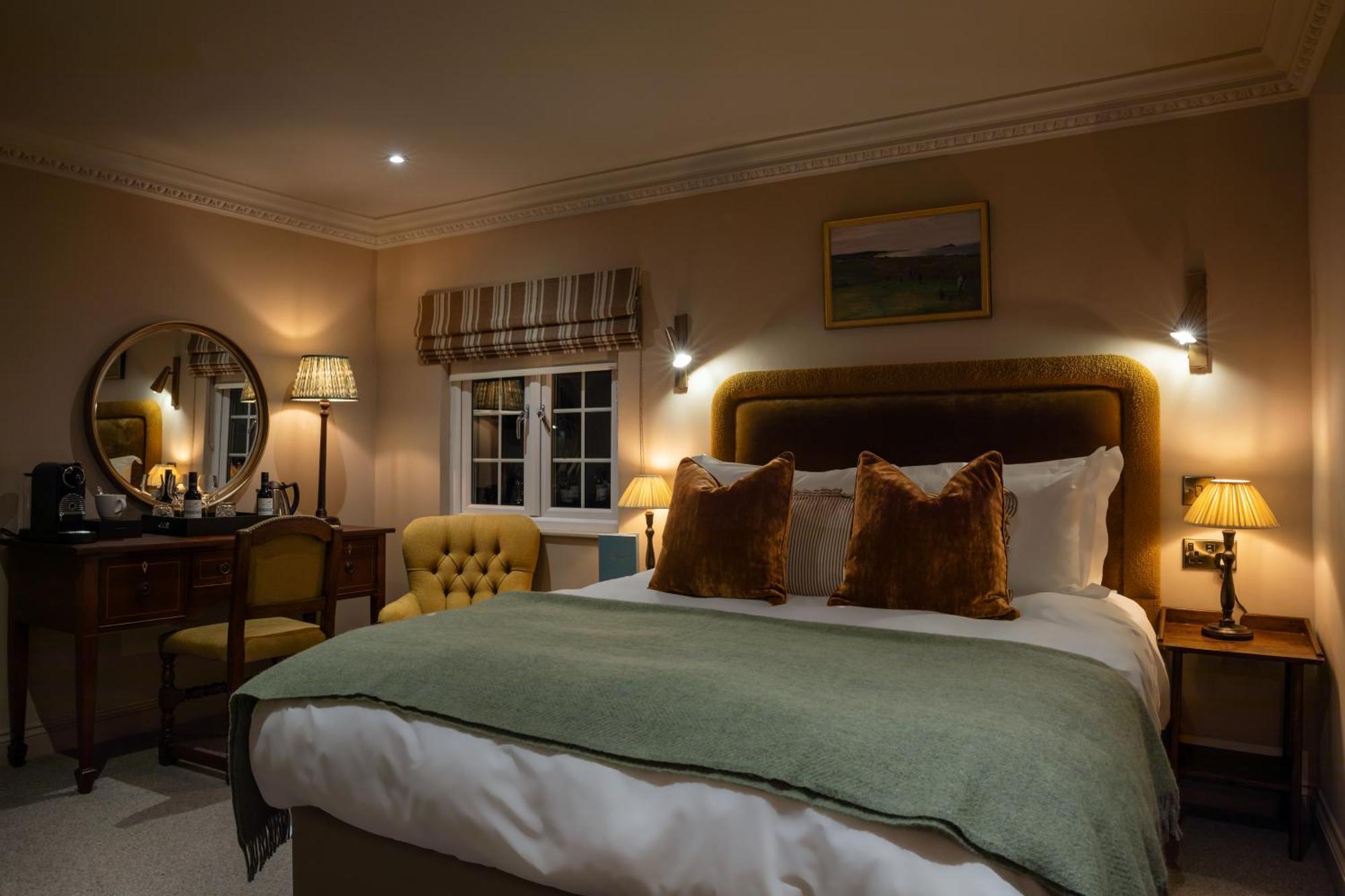 Bedford Arms Hotel Рикмънсуърт Екстериор снимка