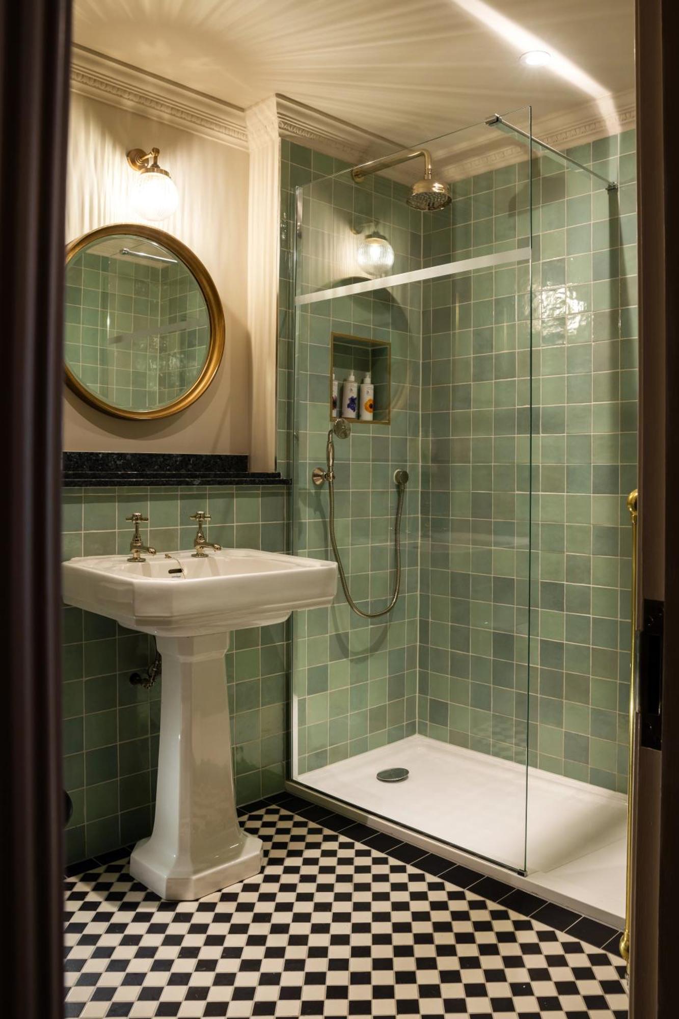 Bedford Arms Hotel Рикмънсуърт Екстериор снимка