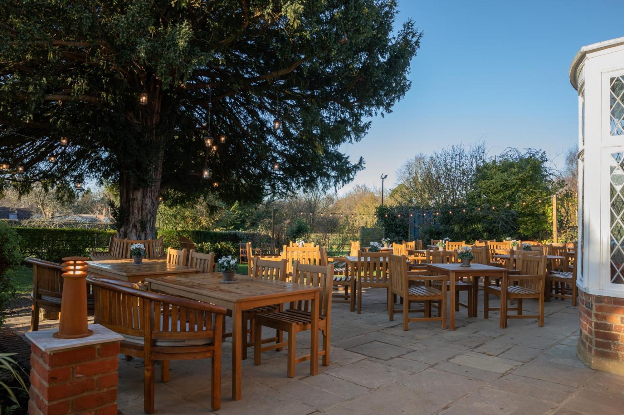 Bedford Arms Hotel Рикмънсуърт Екстериор снимка